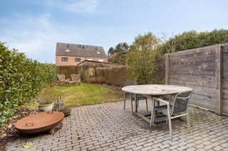 Knusse en gezellige woning (volledig gerenoveerd) met 2 kamers, zolderberging, terras met een leuke tuin en een aparte garagebox op een perceel...