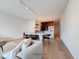 Ce luxueux appartement neuf orienté vers le sud est situé dans la prestigieuse résidence South View, dans un emplacement de choix au cœur de Knokke. Le Zegemeer, la Rubensplein et les célèbres rues commerçantes sont accessibles à pied. L'appartement bénéficie d'une vue panoramique grâce à de grandes fenêtres à l'avant et à l'arrière, offrant une luminosité exceptionnelle. L'espace de vie spacieux et lumineux avec une cuisine ouverte se connecte parfaitement à la terrasse avant orientée au sud, où vous pouvez profiter de la paix et de la tranquillité. La cuisine est entièrement équipée et offre un accès direct à une pièce de rangement pratique. En passant par le hall d'entrée et les toilettes séparées, vous accédez à la partie nuit, composée de trois chambres. L'une d'entre elles dispose d'une salle de bains attenante, tandis qu'une salle de douche séparée est également prévue. Deux chambres offrent un accès direct à la terrasse arrière, ce qui permet de profiter de l'extérieur en toute intimité. Une cave et un local à vélos (18 places) sont disponibles dans le bâtiment. Alliant luxe, confort et emplacement exceptionnel, cette propriété représente une opportunité unique au cœur de Knokke.<br /><br />6% de TVA possible pour l'achat de cet appartement.<br /><br />N'hésitez pas à nous contacter pour plus d'informations : tel : 050 62 44 14 ou via knokke@immax.be