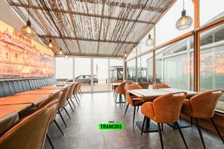 Deze bruisende horecazaak, slechts twee jaar geleden volledig en smaakvol gerenoveerd, is gelegen op een absolute toplocatie op de Zeedijk...