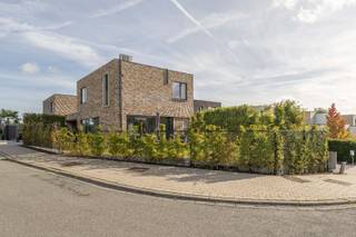 Deze RECENTE, INSTAPKLARE woning (bouwjaar in 2017) is gelegen te Pittem met name in de Kapelleweg 20 op een perceel grond van 254m² en met een bewoonbare oppervlakte van 136,78 m². Deze eigendom geniet een uiterst centrale ligging vlakbij, openbaar vervoer, bakker, slager, winkels, scholen, enz...<br /><br />PLUSPUNTEN:<br />* RECENTE WONING, BOUWJAAR 2017<br />* RUSTIGE, KINDVRIENDELIJKE LIGGING<br />* ZEER GUNSTIG EPC LABEL B<br />* ELKE RUIMTE VOORZIEN VAN AIRCO <br /><br />INTERIEUR:<br />Via de inkomhal komt u binnen in de woning, met aansluitend een gastentoilet. Vervolgens is de lichtrijke leefruimte met eetplaats, die naadloos aansluit op de volledig geïnstalleerde open keuken. Vanuit de keuken is er toegang tot de praktische berging, alsook een bureauruimte.<br /><br />Op de eerste verdieping bevinden zich 3 comfortabele slaapkamers en een ruime badkamer, uitgerust met een dubbele wastafel, inloopdouche en toilet.<br /><br />EXTERIEUR:<br />De woning beschikt over een aangename en rustig gelegen tuin. Daarnaast is er een praktische carport, zodat u uw wagen steeds overdekt kunt parkeren. De aanwezigheid van een buitenberging zorgt voor extra bergruimte en biedt plaats voor onder meer tuinmateriaal.<br /><br />Een verzorgde en instapklare woning met een rustige ligging, een gunstig EPC-label B en alle nodige voorzieningen.