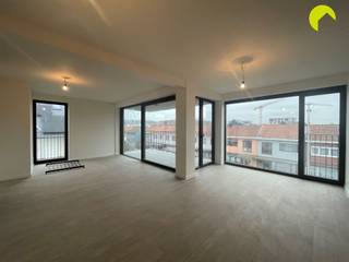 On the border of Edegem/Mortsel, a stone's throw from the beautiful Fort V and Hof Ter Linden, we find this recently built 2-bedroom house.Shops,...