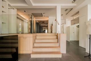 Commercieel gelijkvloers op toplocatie in Mortsel! LOCATIE Gelegen op een absolute topligging in het commerciële hart van Mortsel, aan de...