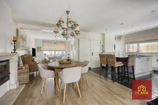 Welkom bij deze prachtige woning in Nieuwerkerken, een ideale keuze voor wie op zoek is naar ruimte, comfort en een gezellige leefomgeving. Deze halfopen bebouwing is gelegen op een ruime kavel van 1038,64m² en biedt een bewoonbare oppervlakte van 172m². Het huis is voorzien van dubbel glas, cv gebeurt via een condensatieketel op aardgas, er zijn zonnepanelen aanwezig met thuisbatterij en een laadpaal voor een elektrische wagen.De hoofdwoning is voorzien van een inkomhal, een ruime en lichtrijke woonkamer met aansluitend een open, volledig ingerichte keuken die gebouwd is met kwaliteitsvolle materialen, een bureau met grote raampartijen en een wasruimte/berging die ook voorzien is van een douche. Op de eerste verdieping zijn er twee slaapkamers en een badkamer met bad. De geïsoleerde zolder werd volledig ingericht tot een luxe slaapkamer.De garage van 39m² werd omgebouwd tot extra leefruimte/studio voorzien van alle comfort, wat de woning ook uiterst geschikt maakt voor kangoeroewoning.De royale tuin biedt een oase van rust en privacy. De aangelegde terrassen zijn perfect om te genieten van zonnige dagen met vrienden en familie. Met voldoende ruimte voor een lounge set en barbecue biedt deze tuin volop mogelijkheden.Gelegen in een rustige wijk biedt deze woning de perfecte balans tussen het landelijke leven en het gemak van nabijgelegen voorzieningen. Scholen, winkels en recreatieve faciliteiten bevinden zich op korte afstand.Plan vandaag nog een bezichtiging en ontdek zelf de veelzijdigheid en charme van deze unieke woning in Nieuwerkerken.