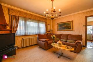 <p><span>Charmante, goed gelegen woning met veel potentieel in Boortmeerbeek</span></p><p><span> </span></p><p><span>Deze ruime gezinswoning is gelegen nabij de dorpskern van Boortmeerbeek. De ideale ligging zorgt dat je kan genieten van zowel de uitstekende bereikbaarheid als de nabijheid van diverse winkels. </span></p><p><span> </span></p><p><span>De grote inkomhal leidt je naar de ruime woonkamer met zit- en eetgedeelte. De keuken is aansluitend terug te vinden en geeft je een zicht op de tuin. De veranda biedt een extra plus. Verder is er op het gelijkvloers een ruimte ingericht als slaapkamer, maar deze kan perfect mee ingenomen worden als leefruimte. </span></p><p><span> </span></p><p><span>Op de eerste verdieping zijn er 3 comfortabele slaapkamers en een badkamer met wastafel &amp; combinatie bad/douche. Extra opbergruimte nodig? Geen probleem! De kelder en de zolder zijn hiervoor ideaal. </span></p><p><span> </span></p><p><span>Bovenop dit alles kan je met een gerust hart je wagen kwijt in de garage. Daarnaast is de ook de tuin een grote troef: ideaal om te genieten. </span></p><p><span> </span></p><p><span>Deze charmante woning is perfect om je eigen thuis te creëren en je eigen stempel te drukken. </span><span>Contacteer ons vandaag voor een bezoek!</span></p><p><span> </span></p><p><span>015 20 36 00 - <span>info@domoxim.be</span></span><span> </span></p><p><span> </span></p><p><span>domoXim. Waar dromen thuis komen!</span></p><p><span> </span></p><p><span>Ook de waarde van je eigen woning kennen? Wij geven je graag advies.</span></p><p><span> </span></p><p><span>Dit pand is onderworpen aan de renovatieverplichting van de Vlaamse overheid voor residentiële gebouwen (behoudens bij sloop binnen 6 jaar na de aankoop). Consulteer voor meer informatie de website van het Vlaams Energie- en Klimaatagentschap via https://www.vlaanderen.be/een-huis-of-appartement-kopen/renovatieverplichting-voor-residentiele-gebouwen.</span></p>