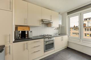 Instapklaar appartement - 3de etage met lift - 2 slaapkamers - terrasje - inclusief ruime kelder, gelegen in doodlopende straat, op wandelafstand openbaar vervoer, winkels en parkje. <br /><br />Indeling & plannen met afmetingen:https://360tool.immotools.be/sterckx/404/987/<br /><br />Beschrijving: <br />- appartement: inkomhall op laminaat, living met enkele grote raampartijen (hoekligging), keuken voorzien van kasten, electro (gaskookplaat, oven, koelkast en dampkap), enkele spoelbak & voorziening aansluiting wasmachine/droogkast, verder: 2 slaapkamers (10 & 16m2) 2de kamer met toegang tot terrasje (3m2) , verzorgde badkamer met ligbad met douchegordijn, toilet, enkele wastafel in meubel & volledig betegeld;<br />- maandelijkse lasten inclusief verwarming & water: € 334 : inhoud: water, verwarming (mazout), onderhoud lift & CV, onderhoud gang, blokpolis, syndicus. <br />- verder: ruime kelder. <br /><br />Technische info: :<br />- het gebouw dateert van 1967 en werd inmiddels gerenoveerd: het appartement afgelopen 15 jaar: keuken, badkamer, vloeren, ramen en deuren;<br />- dak: vernieuwd 2014 met isolatie : EPC D: zie attest op onze website;<br />- elektriciteit: niet conform : offerte conform maken + herkeuring conform attest: € 1320 <br />- asbestattest: geen asbest: details zie attest.
