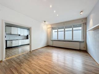 Appartement confortable avec deux chambres et une cour, en plein centre-ville de Gand, à l'ombre de l'emblématique Tour du livre.Disposition de l'appartement :hall d'entrée avec toilettes séparées - espace de vie spacieux et lumineux - cuisine ouverte entièrement installée (lave-vaisselle, plaques de cuisson, hotte) - salle de bain avec double vasque, douche et débarras avec raccordement machine à laver - chambre 1 avec lavabo - chambre 2 donnant accès à la cour fermée - rangement au sous-sol. Les avances mensuelles s'élèvent à 200,00 euros et sont destinées à : - avance sur les frais syndicaux - avance sur la consommation de chauffage privée L'appartement est disponible immédiatement !