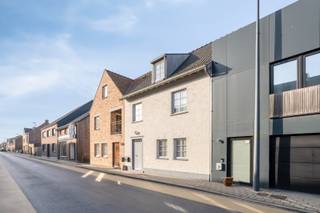 <span><span>Nabij het centrum van <strong>Staden</strong> stellen we u deze instapklare en recente woning voor. Deze gesloten bebouwing werd opgericht in <strong>2016</strong> en bevindt zich op een zuidwest-georiënteerd perceel van 206 m². De woonst, met een bewoonbare oppervlakte van maar liefst 180 m² (zeer ruime woning), verkeert in een <strong>uitmuntende staat</strong>. Bovendien is ze ook erg <strong>energiezuinig</strong>. Zo zijn daken en gevels uiteraard geïsoleerd, zijn de ramen uitgerust met hoogrendementsbeglazing en PVC raamkozijnen en beschikt men over ventilatie type D en een conform gekeurde elektrische installatie . De woning wordt verwarmd met centrale verwarming op aardgas (hoogrendementsketel). Daarnaast is er voorzien in een<strong> regenwaterput </strong>van 10.000 liter.<br />Aansluitend de gezellige woonkamer werd tevens een veranda voorzien met connectie tot de tuin. Een waar genot om hier te vertoeven gedurende de zomerdagen.<br /><br /><strong><u>De indeling van de ruimtes is als volgt:</u></strong><br />Gelijkvloers: inkom- en gastentoilet met vestiaire - aangename leefruimte met zithoek en eetplaats - aansluitende, open en volledig ingerichte keuken (toestellen van Siemens) met ontbijthoek - praktische bergruimte en wasplaats grenzend aan de keuken - afzonderlijke traphal - <strong>zonnige veranda</strong>.<br />Eerste verdieping: trap- en nachthal uitgerust met ingemaakte kasten functionerend als dressing - <strong>3 volwaardige slaapkamers </strong>(2 kamers aan de voorzijde en 1 master bedroom met terras en rechtstreekse toegang tot badkamer) - ruime doorloop badkamer ingericht met ligbad, inloopdouche en dubbel lavabomeubel - apart toilet.<br />Tweede verdieping: bergzolder toegankelijk via zolderluik in de nachthal.<br />Exterieur: onderhoudsvriendelijke, afgesloten en verharde tuin/terras. </span></span><br /><br /><span><span><em>Achteraan het perceel situeren er zich 2 ruime garages van respectievelijk 22 m² en 32 m². Deze kunnen mee aangekocht worden samen met de woning (prijs op aanvraag).</em></span></span><br /><br /><span><span><strong><u>Enkele troeven:</u></strong></span></span>
<ul>
<li><span><span>Nabij centrum Staden en al zijn voorzieningen;</span></span></li>
<li><span><span>Instapklaar en energiezuinig;</span></span></li>
<li><span><span><strong>Professioneel geschilderd en afgewerkt op maat</strong>;</span></span></li>
<li><span><span>Voorzien van alle hedendaagse comfort;</span></span></li>
<li><span><span><strong>Verrassend ruime en prachtig onderhouden woning</strong>;</span></span></li>
</ul>
<span><span>Wenst u meer info of bezoek aan deze topper? Contacteer Diksimmo op het nummer 051 50 11 51 of mail naar diksmuide@diksimmo.be.</span></span>