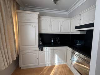 Dit instapklare appartement is ideaal voor wie comfortabel wil wonen op een centrale locatie in Hasselt. Dankzij de ligging midden in het centrum bevinden winkels, scholen, horeca en openbaar vervoer zich op korte afstand.<br /><br />Het appartement beschikt over twee slaapkamers, een aangename leefruimte en een terras. Wie een appartement wil huren in Hasselt en belang hecht aan een centrale ligging en praktisch wooncomfort, vindt hier een mooie combinatie.<br /><br />Verdiep +2<br />- Inkomhal<br />- Lichtrijke leefruimte<br />- Keuken<br />- 2 slaapkamers<br />- Badkamer<br />- Apart toilet<br />- Terras<br /><br />Verdiep -1<br />- Kelderberging<br /><br />Troeven:<br />- Instapklaar appartement<br />- 2 slaapkamers<br />- Terras<br />- Gelegen in het centrum van Hasselt<br />- Winkels en voorzieningen vlakbij<br />- Nabij scholen<br />- Goede verbinding met het openbaar vervoer<br />- Centrale en vlot bereikbare ligging<br /><br />Dit vastgoed te huur in Hasselt is bijzonder interessant voor wie centraal wil wonen met alle dagelijkse voorzieningen binnen handbereik. Door de combinatie van twee slaapkamers, een terras en de ligging in het centrum is dit een aantrekkelijke verhuur in Hasselt<br /><br />De snelste manier om een bezoek te brengen aan deze woning? Vraag je bezoek aan via de rode knop op onze website (www.dewaele.com).<br /><br />Telefonisch kunnen er geen afspraken gemaakt worden. Bij andere vragen kun je ons telefonisch contacteren via 011 30 50 50.<br /><br />Tot binnenkort<br /><br />Deze AI-visualisaties zijn bedoeld als inspiratie. Er werd geen rekening gehouden met technische specificaties, stedenbouwkundige voorschriften of de concrete mogelijkheden tot realisatie.
