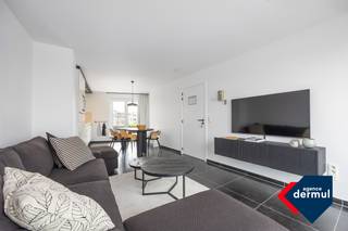 Ontdek dit prachtige dakappartement met zeezicht in Residentie Sorrento, een ideale mix van comfort en stijl, perfect gelegen nabij het bruisende centrum van Oostende. Dit exclusieve appartement is gelegen op de zesde verdieping en biedt een doordachte indeling met één slaapkamer, waarin u optimaal kunt genieten van een moderne en rustige leefomgeving. Het interieur is licht en ruim, met grote ramen die zorgen voor een overvloed aan natuurlijk licht. Geniet van de frisse zeelucht en het aangename klimaat op niet één, maar twee terrassen. Het ene terras biedt een geweldig uitzicht over de stad, terwijl het achterterras een schitterend zicht heeft op zee. Het appartement beschikt over een handige kelder voor extra opslag en een gemeenschappelijke fietsenberging, zodat u uw fiets veilig en gemakkelijk kunt stallen. Grijp deze unieke kans en neem snel contact met ons op voor een bezichtiging en laat u overtuigen door de troeven van dit bijzondere dakappartement!