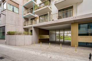 <p>In de rustige Henri Van Heurckstraat woon je op een uitzonderlijke plek in het Antwerpse centrum.<br />Op wandelafstand liggen de <strong>Vogelenmarkt</strong>, het <strong>Botanic Sanctuary</strong> en de botanische tuin, het <strong>Mechelsplein</strong>, <strong>Theaterplein</strong>, de <strong>Meir</strong> en talloze restaurants, koffiebars en winkels. De <strong>Leien</strong> en openbaar vervoer zijn makkelijk bereikbaar, waardoor je vlot in én uit de stad geraakt.<br />Door het verzorgd binnengebied combineer je stedelijke luxe met rust en privacy.<br /><br />Het appartement ligt op de <strong>tweede verdieping</strong> en biedt een lichte en aangename indeling.<br />De <strong>inkomhal</strong> met <strong>apart gastentoilet</strong> en <strong>bergruimte/wasplaats </strong>leidt naar de <strong>ruime leefruimte</strong> met grote raampartijen en toegang tot het <strong>terras vooraan</strong>. De <strong>moderne open keuken</strong> met royaal <strong>kookeiland</strong> sluit naadloos aan op de <strong>eetruimte</strong>, terwijl de <strong>gezellige woonkamer </strong>uitkijkt op het rustige binnengebied met aansluitend <strong>terras</strong>. Aan de achterzijde bevinden zich twee <strong>grote slaapkamers</strong>. De <strong>badkamer</strong> is uitgerust met een <strong>ligbad-douchecombinatie</strong> en <strong>toilet</strong>. <br /><br /><strong>Optioneel</strong> kan een <strong>ondergrondse staanplaats met laadpaal</strong> worden aangekocht aan €35.000.</p>