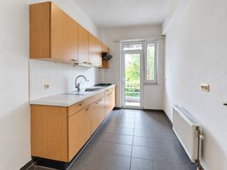 <strong>Licht 2 slaapkamer appartement met terras tegenover klein park op de eerste verdieping in een kleinschalig gebouw zonder lift.<br />Het appartement is gelegen nabij tal van winkels, scholen, openbaar vervoer, Park den Brandt/Nachtegalenpark, sportgelegenheden, ziekenhuizen, belangrijke in- en uitvalswegen doch in een zeer rustige straat.</strong><strong><br /></strong><span><strong><br />INDELING:<br /><br /></strong></span><span>Via de INKOMHAL (ca 4m x 2m) betreedt u de gezellige en lichte LEEFRUIMTE ca. 7,20m x 4,37m met aparte BUREAUKAMER/SLAAPKAMER ca. 2m20 x 3,36m.</span><br /><br /><strong></strong><span>De hal geeft u toegang tot de aparte SLAAPKAMER ca. 3,71m x 4,36m, gelegen op vynil, kijkt uit op de tuinen aan de achterkant.</span><br /><br /><span>Ingerichte BADKAMER ca. 2,11m x 1,76m: ligbad met douchemogelijkheid, lavabo en toilet</span><br /><br /><strong></strong><span>Deels ingerichte KEUKEN ca. 8,30m² is voorzien van opbergkasten, een gasvuur, dampkap en een spoelbak. Deze geeft toegang tot het mooi terras van ca. 6m x 1,30m</span><br /><br /><span><strong>BIJZONDERHEDEN:</strong></span><br /><span>* </span><span>Zonnig gerichte terras </span><br /><span>* Overal dubbele beglazing, draai- en kipramen, vliegenramen, parlofonie</span><br /><span>* </span><span>AO: 44 EUR / maand (elektriciteit gemeenschappelijke delen en beheer)</span>