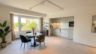 <em><strong>Residentie Sun Corner</strong></em><br /><br />Op de hoek van de Dumortierlaan en het Yzerpark bevindt zich deze volledig gerenoveerde studio op een uitstekende ligging in het hart van Knokke. Dankzij de grote raampartijen geniet u van een aangename lichtinval en een mooi open uitzicht.<br /><br />De studio beschikt over een lichtrijke leefruimte die plaats biedt voor zowel een zit- als eethoek, gecombineerd met een slaapbank of uitklapbed. De open keuken is volledig uitgerust met een vaatwasser, koelkast, combi-oven en alle nodige voorzieningen. Verder is er een praktische vestiairekast met voldoende bergruimte en aansluiting voor een wasmachine en droogkast.<br /><br />De badkamer werd volledig vernieuwd en ingericht met een inloopdouche, lavabo en toilet. Verduisterende gordijnen worden nog voorzien.<br /><br />Een ideale pied-à-terre voor wie wil genieten van alles wat Knokke te bieden heeft. Onmiddellijk beschikbaar.<br /><br /><u><strong>Huurvoorwaarden:</strong></u>
<ul>
<li>Forfait algemene kost: €50</li>
<li>Zowel voor hoofdverblijf als tweedeverblijf</li>
<li>Optionele tweedeverblijftaks ten laste van de huurder</li>
<li>Enkel privatieve verhuur, niet mogelijk via vennootschap</li>
<li>3 maand huurwaarborg</li>
<li>Kost plaatsbeschrijving 50/50</li>
<li>Nutsvoorzieningen op naam van de huurder</li>
<li>Huurdersverzekering verplicht</li>
</ul>
<strong>Ref: OGA726</strong><br /><br /><em>Opmerking:<br />Enkele beelden werden virtueel ingericht om de mogelijkheden van de ruimtes te tonen. Deze visualisaties zijn indicatief en niet contractueel. De werkelijke toestand van het pand primeert steeds.</em>
