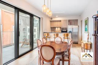Dit moderne appartement is gelegen op de tweede verdieping van het complex, en is te bereiken via zowel lift als trap. Je wordt verwelkomd in een lange centrale gang, die alle ruimtes van het pand met elkaar in verbinding stelt. Een stijlvolle zwartmetalen glasdeur brengt je tot in een heel erg lichtrijke leefruimte met open keuken. De grote raampartijen vormen een venster op de heel leuke en rustige omgeving, en het ruime terras voelt als een natuurlijk verlengstuk van de woonruimte. De keuken is voorzien van hoogwaardig kookcomfort, en voorzien van alle gemak. De ruime aanpalende berging/wasplaats is handig meegenomen. Aan de achterzijde van het pand bevinden zich de drie slaapkamers (waarvan de master bedroom beschikt over wandhoge ingemaakte kasten) en een luxueuze badkamer met een riante inloopdouche. Bij het appartement horen twee opbergruimtes in de kelder en een garagebox met sectionaalpoort verplicht aan te kopen voor €30 000. De omgeving is zeer rustig, maar alle mogelijkheden tot ontspanning zijn vlakbij. De ondergrondse parkeergarage is bereikbaar via een inrit aan de achterzijde van het complex. Bezoekdag 30/05. Inschrijven via mail naar tommy@immo-home.be, geen telefonische inschrijvingen! Volg ons op Fb en Insta. Voor meer info: www.immo-home.be. GRATIS SCHATTING & GRATIS FINANCIEEL ADVIES