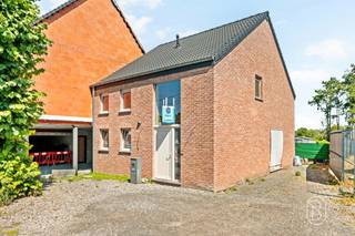 <p>Te koop: recente en instapklare woning met zwembad en 4 slaapkamers<br /><br />Deze charmante woning (bouwjaar 2021) combineert modern comfort, ruimte en functionaliteit en is perfect afgestemd op het gezinsleven.<br />Gelegen op een perceel van meer dan 8 are, geniet je hier van rust én een aangename buitenomgeving.<br /><br />Wat maakt dit pand uniek?<br />Op het gelijkvloers kom je binnen via de inkomhal die toegang biedt tot de lichtrijke leefruimte, eetplaats en moderne open keuken. Verder zijn er een praktische wasruimte en een apart toilet. De verdieping omvat vier slaapkamers en een badkamer. Buiten geniet je van het verwarmde zwembad en de ruime tuin. Aan de voorzijde zijn er bovendien parkeerplaatsen voorzien. De woning is uitgerust met centrale verwarming op aardgas, een pelletkachel, regenwaterput en beschikt over conforme elektriciteit en EPC-B. <br />Voor wie is dit ideaal?<br />Ideaal voor gezinnen die op zoek zijn naar een recente, instapklare woning met tuin en zwembad, in een aangename omgeving nabij alle voorzieningen.<br /><br />Te koop via Immo Beguin, jouw vastgoedexpert sinds 2009, met kantoren in Ronse, Waregem, Kortrijk, Deinze, Doornik en Lessines.<br />Meer info of bezoek aanvragen via: aurelie@immobeguin.be</p>
