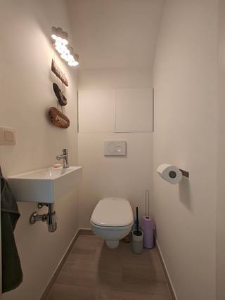<h1><span>Gezellig en kwalitatief wonen in residentie De Smeed</span></h1><p><span>In de charmante residentie De Smeed, aan de Smidsteeg in Maasmechelen, bevindt zich deze instapklare en energiezuinige woning. De warme uitstraling, lichtrijke ruimtes en zuidgerichte tuin zorgen ervoor dat je je hier meteen thuis voelt.</span></p><p><span>De inkomhal met gastentoilet leidt naar de ruime leefruimte. Grote raampartijen brengen volop daglicht binnen en geven rechtstreeks toegang tot de private tuin met aangelegd terras. Op warme dagen zorgt de airco in de leefruimte voor extra comfort. De open keuken is uitgerust met een oven, inductiekookplaat, dampkap, inbouwkoelkast met vriesvak, vaatwasser en spoelbak.</span></p><p><span>Bij de afwerking is gekozen voor hoogwaardige materialen die de woning een stijlvolle en duurzame uitstraling geven. De keramische parkettegels en vloerverwarming doorheen de volledige woning versterken het aangename woongevoel.</span></p><p><span>Op de verdieping bevinden zich drie slaapkamers, een mooi afgewerkte badkamer met douchebad, dubbel wasmeubel en toilet, en een aparte wasruimte met extra bergruimte. Ook de zolder biedt praktische opslagruimte.</span></p><p><span>Bij de woning horen een extra ruime ondergrondse autostaanplaats en een privatieve berging. De parkeergarage is bereikbaar via de achterliggende Priorijstraat en vanuit de residentie via de lift of trap.</span></p><p><span>De pluspunten op een rij:</span></p><ul><li><span>Instapklaar en centraal gelegen in Maasmechelen</span></li><li><span>Warme, kwalitatieve afwerking</span></li><li><span>Lichtrijke leefruimte met airco</span></li><li><span>Volledig uitgeruste open keuken</span></li><li><span>Private, zuidgerichte tuin met aangelegd terras</span></li><li><span>Vloerverwarming doorheen de volledige woning</span></li><li><span>Drie slaapkamers, aparte wasruimte en zolder</span></li><li><span>Extra ruime ondergrondse autostaanplaats en privatieve berging</span></li><li><span>Energiezuinig: EPC-label B</span></li><li><span>Conforme elektrische keuring</span></li></ul><p><span> </span></p><p><span> </span></p><p><span>Een comfortabele woning waar kwaliteit en woonplezier samenkomen. Graag meer informatie of een bezoek? Contacteer Carolien via </span><span>0484 35 70 67</span><span> of <span>carolien@jemar.be</span></span><span>.</span></p>