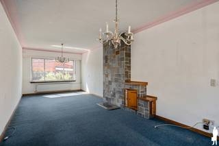 <p><strong>Verrassend ruime te renoveren gezinswoning met 4 slaapkamers, garage, tuin en grote zolder in centrum Essen</strong></p>
<p>Deze <strong>verrassend ruime gezinswoning</strong> biedt dankzij haar brede gevel, royale ruimtes en praktische indeling bijzonder veel mogelijkheden. Met <strong>vier volwaardige slaapkamers</strong>, een ruime leefruimte, aparte eetkamer, inpandige garage, kelder én een grote zolderverdieping beschikt de woning over heel wat ruimte voor een gezin. De woning dient volledig gerenoveerd te worden en vormt daardoor de ideale basis voor wie een woning volledig naar eigen smaak en hedendaagse woonwensen wil afwerken.</p>
<p><strong>Gelijkvloerse verdieping<br /></strong>-<strong> Ruime inkomhal</strong> met trap naar de verdieping en toegang tot de kelder<br />- <strong>Royale leefruimte</strong> met grote raampartijen aan voor- en achterzijde en veel natuurlijke lichtinval<br />-<strong> Aparte eetkamer</strong> met verbinding naar de overige ruimtes<br />-<strong> Afzonderlijke keuken</strong> met toegang tot de achterzijde van de woning<br />-<strong> Douchekamer</strong> voorzien van douche en lavabo<br />- <strong>Apart toilet<br /></strong>-<strong> Praktische berging<br /></strong>- <strong>Inpandige garage</strong> voor één wagen met elektrische garagepoort</p>
<p><strong>Eerste verdieping<br /></strong>- <strong>Ruime nachthal<br /></strong>- <strong>Vier volwaardige slaapkamers</strong> met grote raampartijen<br />- Praktische indeling met heel wat mogelijkheden voor een groot gezin, bureau- of hobbyruimte</p>
<p><strong>Zolderverdieping<br /></strong>- Via een <strong>vaste trap</strong> bereikbaar<br />- <strong>Zeer ruime zolder</strong> met een indrukwekkend volume<br />- Biedt naast veel bergruimte ook <strong>interessante mogelijkheden voor verdere inrichting</strong>, mits de nodige aanpassingen en vergunningen</p>
<p><strong>Kelderverdieping<br /></strong>- <strong>Kelderruimte</strong> bereikbaar vanuit de inkomhal<br />- Ideaal als bijkomende opslagruimte</p>
<p><strong>Tuin en buitenruimte<br /></strong>- <strong>Koer en tuin</strong> aan de achterzijde van de woning<br />- <strong>Praktisch zijpad</strong> waardoor de achterzijde rechtstreeks bereikbaar is vanaf de straat<br />- Verschillende bijhorende buitenruimtes met mogelijkheden om deze volledig naar eigen wens opnieuw aan te leggen</p>
<p><strong>Bijzonderheden<br /></strong>-<strong> Zeer ruime gezinswoning</strong> met een verrassend groot woonvolume<br />- <strong>Vier volwaardige slaapkamers<br /></strong>- <strong>Grote zolderverdieping</strong> bereikbaar via een vaste trap<br />-<strong> Inpandige garage</strong> met elektrische garagepoort<br />- <strong>Kelder<br /></strong>- <strong>Brede gevel</strong> en royale ruimtes<br />- <strong>Veel natuurlijke lichtinval</strong> dankzij de grote raampartijen<br />-<strong> Rolluiken<br /></strong>-<strong> Tuin en koer</strong> met afzonderlijke toegang via het zijpad<br />-<strong> Volledig te renoveren</strong>, ideaal voor wie de woning volledig naar eigen smaak wil moderniseren<br />- <strong>Tal van mogelijkheden</strong> voor een hedendaagse herindeling en afwerking</p>
<p><strong>Ligging</strong><br />Gelegen in het <strong>centrum van Essen</strong>, met winkels, scholen, horeca, openbaar vervoer en dagelijkse voorzieningen in de nabije omgeving. Ook het station van Essen en de belangrijkste verbindingswegen zijn vlot bereikbaar. Dankzij de centrale ligging vormt deze woning een interessante uitvalsbasis voor wie ruim wil wonen met alle voorzieningen binnen handbereik.</p>
<p>Een <strong>bijzonder ruime renovatiewoning met vier slaapkamers, garage, tuin en grote zolder</strong>, ideaal voor wie op zoek is naar veel ruimte en de mogelijkheid om een woning volledig naar eigen smaak en woonbehoeften te transformeren.</p>
<p>Bewoonbare opp. 190 m² ref.: bruto vloeropp. EPC-certificaat</p>