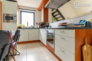 <p>Dit duplex appartement in Beveren biedt een prachtige woonsfeer op de tweede verdieping, met alle gemakken die u zoekt. Met twee slaapkamers en een lift die u direct naar uw voordeur brengt, is dit een ideale woonruimte voor kleine gezinnen of stelletjes die op zoek zijn naar comfort en ruimte.</p>
<p>Het appartement beschikt over een slimme indeling die zorgt voor een naadloze overgang tussen de verschillende leefruimtes. De benedenverdieping herbergt de gezellige woonkamer, waar u kunt ontspannen en genieten van de overvloedige natuurlijke lichtinval. De aangrenzende open keuken is modern en volledig uitgerust met hoogwaardige apparatuur, zodat u met gemak heerlijke maaltijden kunt bereiden.</p>
<p>Via de trap bereikt u de bovenverdieping, waar de tweede ruime slaapkamer zich bevinden. Elke slaapkamer biedt voldoende ruimte voor een comfortabel bed en opbergmeubels. De grote ramen zorgen voor een aangename sfeer en laten veel daglicht binnen. De badkamers zijn stijlvol en beschikken over moderne voorzieningen, waaronder een douche en bad.</p>
<p>Een van de hoogtepunten van dit appartement is het prachtige terras, dat uitnodigt tot ontspanning en buitenleven.</p>
<p>Gelegen in Beveren, profiteert dit appartement van een gunstige ligging met goede verbindingen naar de omliggende voorzieningen, zoals winkels, restaurants en openbaar vervoer. Daarnaast zijn er verschillende groene parken en recreatiegebieden in de buurt, waar u kunt wandelen, fietsen of gewoon kunt genieten van de natuur.</p>
<p>Kortom, dit duplex appartement in Beveren biedt comfortabele en stijlvolle woonruimtes, met twee slaapkamers, een mooi terras en alle gemakken die u nodig heeft voor een aangenaam leven. Mis deze kans niet om uw droomhuis te vinden. Neem vandaag nog contact met ons op voor meer informatie of om een bezichtiging te plannen <span>op het nr. +32 3 755 77 05 of info@C21locus.be.</span></p>