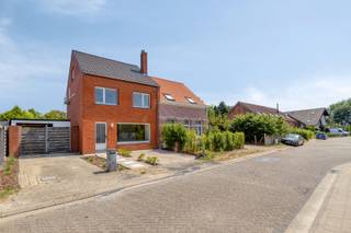 De Melkerijstraat is een rustige straat in de dorpskern van OLV Olen, op wandelafstand van het station, openbaar vervoer, scholen, winkels, ..., en met een vlotte verbinding naar Geel, Herentals, Westerlo, Kasterlee en de E313 autosnelweg.<br /><br />Je betreed de woning via een inkomhal. Vervolgens kom je terecht in de ruime en open leefruimte, opgedeeld in een zithoek en een eethoek met aansluitende open keuken. De keuken is uitgerust met een inductievuur, dampkap, vaatwasser, oven en microgolfoven. Aansluitend is er een kleine wasplaats.<br /><br />De badkamer bevindt zich achteraan de woning, is zeer ruim (+/- 20 m²) en voorzien van een inloopdouche, ligbad, dubbele lavabo en toilet.<br /><br />Op de eerste verdieping bevinden er zich 4 slaapkamers en een toilet. Er werden rolluiken en airco voorzien in 2 slaapkamers. De 5de slaapkamer bevindt zich op de 2de verdieping, tevens voorzien van airco.<br /><br />Er is een kleine kelder aanwezig.<br /><br />Naast de woning is er een garage voorzien, dewelke nog verder afgewerkt moet worden. Zowel vooraan als achteraan kan er een garagepoort voorzien worden. De tuin werd aangelegd, is voorzien van een ruime berging van +/- 20 m² en achteraan van een leuk overdekt terras met aansluitende berging.<br /><br />Er werden recent tal van renovatiewerken uitgevoerd. Aan de fotoreeks zijn twee impressies toegevoegd die het potentiële eindresultaat tonen na eventuele schilderwerken.<br /><br />Keuring elektrische installatie: conform. Stedenbouwkundige inlichtingen in aanvraag.