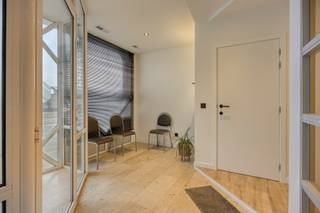 Dit gebouw combineert een commercieel handelspand van 77 m² met een instapklaar duplexappartement met drie slaapkamers. Het is uitstekend gelegen...