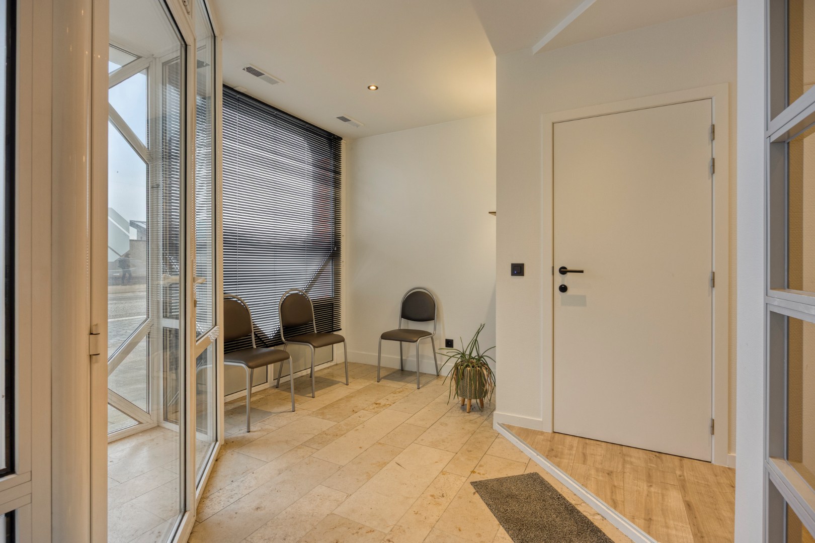 Building met handelspand en duplexappartement met 3 slpk. nabij het centrum van Leopoldsburg - foto 3