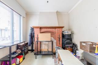 Op het Brugsken in Sint-Niklaas bevindt zich deze te renoveren woning, die tal van mogelijkheden biedt voor wie graag een woning naar eigen smaak wil vernieuwen.<br /><br />Bij het betreden van de woning komt u in de inkomhal. Aan de linkerzijde bevindt zich een extra ruimte die kan dienen als slaapkamer, bureau of praktische berging. Verder loopt u door naar de leefruimte, met aansluitend de keuken en de badkamer. Achteraan beschikt de woning over een overdekte buitenkoer.<br /><br />Op de eerste verdieping bevinden zich twee slaapkamers. Vanuit één van deze kamers is de zolderverdieping bereikbaar, die extra opslagruimte biedt of, mits de nodige renovatiewerken, verder kan worden ingericht.<br /><br />Bent u op zoek naar een renovatieproject waarbij u uw eigen woonideeën kunt realiseren? Dan is deze woning zeker een bezoek waard.<br /><br />Wenst u deze woning graag te bezichtigen? Neem contact op met Emily via het nummer 04 68 30 00 32 of per email via emily@claves.be
