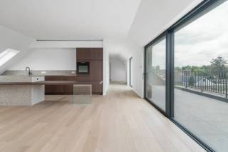 
In Destelbergen, verscholen in het groene Scheldeland en toch vlak bij het bruisende stadsleven, bevindt zich residentie Valeria: een kleinschalig project met tijdloze architectuur en oog voor detail. De residentie telt slechts 10 ruime BEN-appartementen, verdeeld over twee stijlvolle gebouwen, en beschikt achteraan over een groene privatieve tuin.<br />Binnen dit project wordt een unieke penthouse te koop aangeboden. Het appartement is ontworpen met maximale aandacht voor licht, ruimte en comfort en beschikt over een royaal zuidwestgericht terras waar u de hele dag door van de zon kunt genieten.<br />De afwerking is hoogwaardig en hedendaags. Er is onder meer een royale leefruimte met volledig ingerichte open keuken, een luxueuze badkamer met inloopdouche, twee slaapkamers, vloerverwarming met warmtepomp (inclusief koelfunctie), ventilatiesysteem D, parketvloeren en zonnewering. Ondergrondse parkeerplaatsen (niet inbegrepen) en bergingen zorgen voor extra gemak.<br />De ligging is een absolute troef. Winkels, scholen en bakkerijen bevinden zich op wandelafstand, terwijl u met de fiets in enkele minuten in hartje Gent staat. Voor ontspanning liggen het Reinaertpark en het natuurgebied Damvalleimeer vlakbij. Via de R4 zijn ook Antwerpen en Brussel vlot bereikbaar.<br />Goed nieuws: dit project komt in aanmerking voor het verlaagd BTW-tarief van 6%. <br />Een instapklaar pareltje voor wie kiest voor kwaliteit, duurzaamheid en een toplocatie.