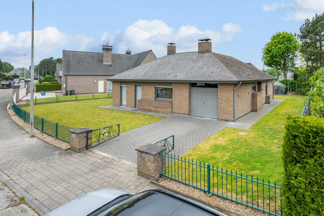 Degelijke open gelijkvloerse woning met inpandige garage en grote tuin op een rustige locatie nabij het centrum van Oostakker! - foto 3