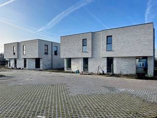 Stap binnen in jouw toekomstig huis, een oase van rust in een groene omgeving. Deze prachtige duurzame en energiezuinige A+ halfopen woning bestaat uit twee bouwlagen.<br />Het gelijkvloers biedt modern comfort met inkomhal, toilet, wasplaats met warmtepomp, ingerichte keuken met toestellen en aansluitende living. Op de eerste verdieping vind je drie gezellige slaapkamers, een luxueuze badkamer met inloopdouche en een apart toilet voor extra gemak. Bijhorende technische ruimte met D-ventilatie. Je tuin wordt omheind.<br /><br />Prijs excl. aankoopkosten en btw.<br /><br />Meer info via 09 280 60 60 of info@durabrik.be.<br />Download de brochure op https://www.durabrik.be/nl/nieuwbouwprojecten/puurs-sint-katharinastraat<br />*beelden zijn indicatief