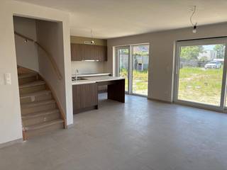 LAATSTE 4 LOTEN TE KOOP!!<br /><br />Ontdek samen met ons dit prachtige nieuwbouwproject van Groep Huyzentruyt te Opwijk, een groene en rustige gemeente op een boogscheut van Brussel en andere belangrijke steden. De Broekstraat ligt op loop-en fietsafstand van alle mogelijke faciliteiten waaronder scholen, winkels en het treinstation.<br /><br />U kan opteren voor een strakke look met plat dak of gaan voor een meer traditionele uitstraling en kiezen voor een puntdak. Voorts is er ook nog de optie tussen een garage of carport. <br /><br />De benedenverdieping is standaard voorzien van vloerverwarming en de bovenverdieping is uitgerust met radiatoren. <br /><br />De woningen hebben een maximaal E-peil 20 dankzij de zonnepanelen en ventilatiesysteem C. Hierdoor kan u de eerste vijf jaar van een korting tot 50 % genieten op de onroerende voorheffing. Deze korting kan zelfs 100% bedragen gedurende 5 jaar door nog extra zonnepanelen te leggen.<br /><br />U kunt zelf nóg een groen stapje verder gaan en voor een meerprijs opteren voor een warmtepomp.<br /><br />Prijs inclusief kosten: Sleutel-op-de-deur afwerking, grond, notariskosten, registratierechten, BTW, architect en veiligheidscoördinatie zijn inbegrepen !