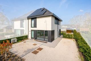 Deze nieuwe, half open bebouwing is gelegen in een rustige straat.Wat je dagelijks nodig hebt, vind je in je buurt.Een warmtepomp, vloerverwarming,...