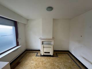 Deze te renoveren gezinswoning huisvest zich in het centrum Roeselare. De woning is vlot bereikbaar en diverse winkels, horeca, openbaar vervoer...