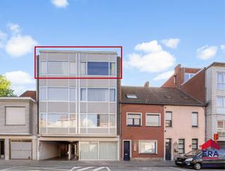 Te koop: Dakappartement in het centrum van Waregem, op een vlotte locatie nabij winkels en openbaar vervoer.Dit praktisch ingedeelde tweeslaapkamer...