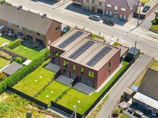 Energieneutrale luxewoningen te koop aan De Gavers – E-peil 0 (6% BTW mogelijk)Ontdek deze 3 hoogwaardige nieuwbouwwoningen op een topligging nabij De Gavers. Deze energiezuinige parels combineren luxueuze afwerking, moderne architectuur en maximaal wooncomfort; ideaal voor wie toekomstgericht wil wonen.IndelingBij het binnenkomen wordt u verwelkomd in een stijlvolle inkomhal met gastentoilet. De lichtrijke leefruimte met prachtig parket sluit naadloos aan op de volledig geïnstalleerde open keuken met kookeiland, uitgerust met Siemens-toestellen en een duurzaam composiet werkblad. Aansluitend vindt u een praktische berging.Via de leefruimte heeft u toegang tot het aangelegd terras en de volledig omheinde tuin – perfect om in alle rust te genieten.Op de verdieping bevinden zich:Nachthal3 ruime slaapkamersModerne badkamer met inloopdouche, ligbad en dubbele lavaboApart toiletTroeven:- E-peil 0 (energieneutraal wonen)- 6% BTW mogelijk (onder voorwaarden)- Geothermische warmtepomp (vloerverwarming & vloerkoeling)- Zonnepanelen- Regenwaterput van 20.000 liter- Duurzame massieve houtbouw- Instapklaar en tot in de puntjes afgewerkt2 halfopen bebouwingen1 gesloten bebouwing met uitweg achteraanInteresse in deze unieke woonkans nabij natuur en voorzieningen?Contacteer ons voor meer info of een bezoek via: emiel@immobeguin.be