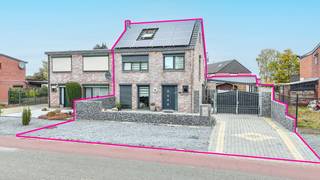 <p>Bij <strong>ImmoFusion 7/7 “open huis”</strong>: klik op onze <strong>3D-TOUR</strong>.<br />Ervaar vastgoed alsof je er zelf doorloopt!</p>
<p>Ontdek deze volledig <strong>gerenoveerde en instapklare woning</strong> in een rustige woonwijk van <strong>Houthalen-Oost</strong>, op wandelafstand van <strong>recreatieparken Hengelhoef en Kelchterhoef</strong> én op slechts <strong>1 km van de autosnelweg</strong>. Met een <strong>bewoonbare oppervlakte van 169m²</strong>, <strong>energiezuinig label B</strong>, <strong>zonnepanelen</strong> en een <strong>aangelegde tuin zonder inkijk</strong>, is dit de ideale woning voor wie comfort en rust zoekt!</p>
<p>Bij binnenkomst in de<strong> inkomhal</strong> tref je rechts een <strong>gastentoilet</strong> en rechtdoor de <strong>eerste leefruimte</strong> met <strong>eetgedeelte</strong> — een <strong>open, lichtrijke ruimte</strong> waar gezelligheid centraal staat. Dankzij de grote ramen geniet je de hele dag van natuurlijke lichtinval.</p>
<p>De woning werd in <strong>2010 uitgebreid met een bijgebouw van maar liefst 50m²</strong>, waar zich een <strong>zeer ruime keuken</strong> bevindt met aansluitend een <strong>tweede leefruimte</strong>, een <strong>tweede eetruimte</strong> en een <strong>praktisch waskot. </strong>De keuken is een ware troef voor kookliefhebbers en gezinnen: veel werkruimte, overvloedig licht en directe verbinding met het terras en de tuin.</p>
<p>Op de <strong>bovenverdieping</strong> vind je <strong>twee ruime slaapkamers</strong> en een <strong>badkamer</strong> uitgerust met <strong>bad en wastafel</strong>. Via de zolderverdieping bereik je nog een <strong>derde ruime slaapkamer</strong>, ideaal als masterbedroom, hobbyruimte of thuiskantoor.</p>
<p>De <strong>volledig aangelegde en omheinde tuin</strong> met <strong>ruim terras</strong> biedt volledige privacy en rust. Dankzij de <strong>carport van 35m²</strong> en ruime oprit is er voldoende parkeergelegenheid.<br />De tuin is bovendien <strong>volledig omheind</strong>, waardoor kinderen of huisdieren veilig kunnen spelen.</p>
<p><strong>Pluspunten: </strong></p>
<ul>
<li><strong>Volledig gerenoveerd </strong></li>
<li><strong>Zonnepanelen aanwezig</strong></li>
<li><strong>Rolluiken </strong></li>
<li><strong>Twee leefruimtes + ruime keuken</strong></li>
<li><strong>Energiezuinig – EPC label B!</strong></li>
<li><strong>Volledig instapklaar, binnen én buiten afgewerkt</strong></li>
<li><strong>Rustige ligging, maar toch vlakbij autosnelweg en recreatieparken Hengelhoef & Kelchterhoef</strong></li>
</ul>
<p>Voor een <strong>bezichtiging ter plaatse</strong> of <strong>meer info</strong>, bel ons op <strong>078/78.78.70</strong>, of kom gewoon binnen op ons kantoor — <strong>steeds welkom!</strong></p>