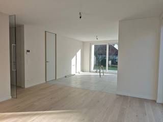 Residentie Les Moineaux is een nieuwbouwproject centraal gelegen tussen de Zeedijk en de winkelstraat van Koksijde-Bad. De moderne uitstraling van het gebouw komt volledig tot zijn recht in het straatbeeld. Alle appartementen zijn bijna energie neutraal en worden geothermisch verwarmd.<br /><br />Het appartement bevindt zich op het gelijkvloers en werd op plan ingedeeld als volgt:<br />Inkom, apart toilet, badkamer, 2 slaapkamers, leefruimte met open keuken en berging, 2 ruime terras.<br /><br />Verplicht aan te kopen staanplaats en kelderberging, niet in de prijs inbegrepen.<br /><br />Appartement: 104m²<br />Terras: 33m²