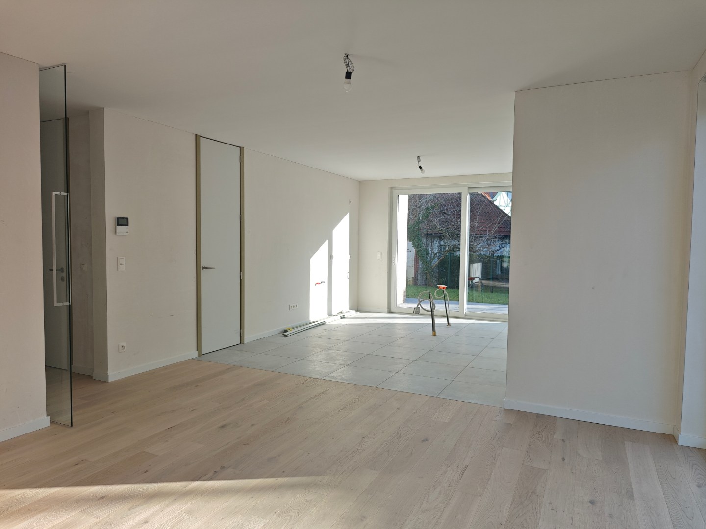 Lichtrijk gelijkvloers nieuwbouwappartement met ruime terrassen nabij de zee - foto 3