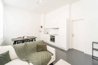Bent u opzoek naar een trendy bemeubeld gelijkvloers appartement met een leuke buiten ruimte? <br />Dit appartement is gelegen in hartje Antwerpen in een rustige straat tussen de Nationalestraat en de Sint-Andriesplaats. Het Zuid, de Groenplaats en het historische centrum bevinden zich op wandelafstand. Ook een ruim aanbod aan bus- en tramhaltes en velo-stations. Met de wagen geniet je van een vlotte verbinding tot de snelweg en de stadsrand. Kortom een uitstekende locatie! <br />Het appartementen is gelegen in een volledig gerenoveerd gebouw een beschikt over een lichte en ruime leefomgeving. De open keuken is modern afgewerkt en voorzien van alle comfort: vaatwasser, heteluchtoven, inductiekookplaat en ijskast. De grote raampartijen en aangename plafondhoogte creëren een extra ruimtegevoel. <br />Het appartement heeft verder nog plaatsgemaakt voor een ruime slaapkamer met een ensuite douchekamer met een wastafel, inloopdouche en toilet. <br />Een handige aparte berging met aansluiting voor wasmachine is eveneens voorhanden op de gelijkvloerse verdieping. Op het gelijkvloers is er ook een ruime fietsenberging voorzien.<br />Tot slot kan u buiten volop genieten dankzij de leuke buitenruimte. <br /><br />Huurprijs 1.100 euro/maand<br />Algemene kosten 50 euro/maand.<br />Beschikbaar 01/09.<br /><br />Bent u benieuwd naar dit appartement op toplocatie? <br />Contacteer LISTED: +32 3 283 51 51.
