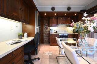 Deze woning is gelegen in een rustige woonwijk waar wooncomfort en bereikbaarheid perfect samengaan. De buurt staat bekend om haar residentiële karakter en biedt een vlotte verbinding naar de stad, evenals nabijgelegen winkels, scholen en het openbaar vervoer. Ideaal voor wie graag rustig woont maar toch dicht bij alle voorzieningen wil blijven. <br /><br />Op het gelijkvloers leidt de inkomhal naar de lichtrijke leefruimte met eetplaats aan de voorzijde van de woning en naar de volledig uitgeruste keuken met aansluitend een praktische bijkeuken met berging en wasplaats. Op deze verdieping bevindt zich ook een badkamer met douche, lavabo en toilet. Aan de achterzijde zorgt een ruime, nieuwe veranda voor een aangenaam contact met de tuin. De eerste verdieping omvat drie volwaardige slaapkamers, waarvan één met ingemaakte kasten. De grote zolder, bereikbaar via een trapladder, biedt bijkomende mogelijkheden voor wie extra kamers of opbergruimte wenst. <br /><br />Twee geautomatiseerde garageboxen en een lange oprit zorgen voor uitzonderlijk veel parkeergelegenheid en opbergruimte. <br /><br />Dankzij de moderniseringen — waaronder meerdere warmtepompen, vernieuwing elektriciteit, PVC-schrijnwerk met hoogrendementsglas, 21 zonnepanelen, 2 Sonnen-thuisbatterijen, vernieuwde roofing en opbouwrolluiken — is deze woning volledig instapklaar.<br /><br />Benieuwd naar deze charmante gezinswoning in Wondelgem? Plan nu je vrijblijvende afspraak.