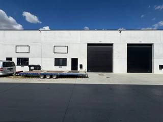  * Oppervlakte: 265 m² * 2 Privatieve Parkeerplaatsen * Vlotte bereikbaarheid via de Kortrijkseweg (N43) en de E17 (5 km) * Brandklasse C *...