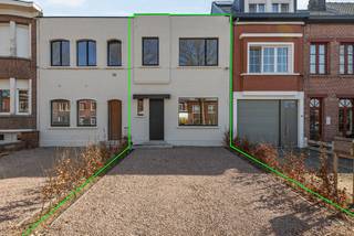 Stijlvol gerenoveerde woning met 3 slaapkamers, tuin en EPC A te LierDeze woning is kwalitatief en met veel smaak gerenoveerd waardoor het voldoet...
