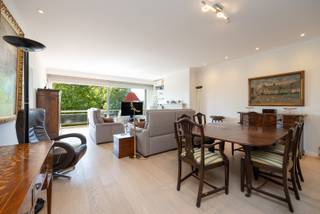 Appartement op 3e verdieping op topligging in het centrum van Brasschaat, grotendeels recent gerenoveerd.Indeling:Inkomhal met gastentoilet, living...