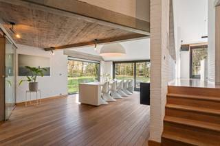 Dans le prestigieux quartier résidentiel de Henegauwberg à Hasselt se trouve cette exceptionnelle maison d'architecte d'une superficie habitable de 313 m² (source EPC). Une propriété rare où l'architecture, l'espace et la discrétion se rejoignent au plus haut niveau.<br /><br />La maison a été construite de manière architecturale, propre et asymétrique, avec un langage formel fort qui impressionne immédiatement. Le concept global est minutieusement réfléchi, à la fois esthétique et fonctionnel. Conçue dans le style typique des années 70, cette propriété combine le béton apparent raffiné, les fenêtres prononcées et les toits en pente marqués pour former un ensemble puissant et intemporel.<br /><br />À l'intérieur, vous ressentirez une sensation particulière d'espace et de lumière. Les pièces sont spacieuses, aérées et exceptionnellement agréables, avec des perspectives étirées et une abondance de lumière naturelle. Les différents niveaux créent un agencement spatial ludique mais logique, chaque zone ayant sa propre identité, judicieusement agencée et à la fois chaleureuse et confortable.<br /><br />La cuisine, située au centre de la maison, est le cœur de la propriété et est directement connectée aux espaces de vie et aux vues sur le jardin. De beaux matériaux authentiques renforcent le caractère architectural. Des éléments typiques des années 70, tels que l'escalier plein de caractère, l'intégration de la fonctionnalité dans la conception, des solutions de rangement intelligentes et des coins cosy, donnent à l'ensemble une signature unique.<br /><br />Située sur un magnifique terrain vert de 1 768 m², entièrement entouré de plantes matures, vous pourrez profiter d'une intimité et d'une tranquillité maximales. La maison a été idéalement implantée sur le terrain, avec une luminosité optimale et des vues dégagées comme résultat évident.<br /><br />La propriété comprend notamment :<br />4 chambres à coucher complètes<br />Des espaces de vie et de repas généreux avec des hauteurs de plafond impressionnantes<br />Une cuisine centrale<br />Plusieurs salles de bains<br />Divers espaces de rangement intégrés<br />Un garage double intégré<br />Bon EPC<br /><br />Jardin naturel discret avec une intimité exceptionnelle<br /><br />Cette propriété est plus qu'une simple maison - c'est un concept architectural réfléchi, où la forme, la fonction et l'expérience de vie se rejoignent parfaitement dans l'un des emplacements les plus recherchés de Hasselt.