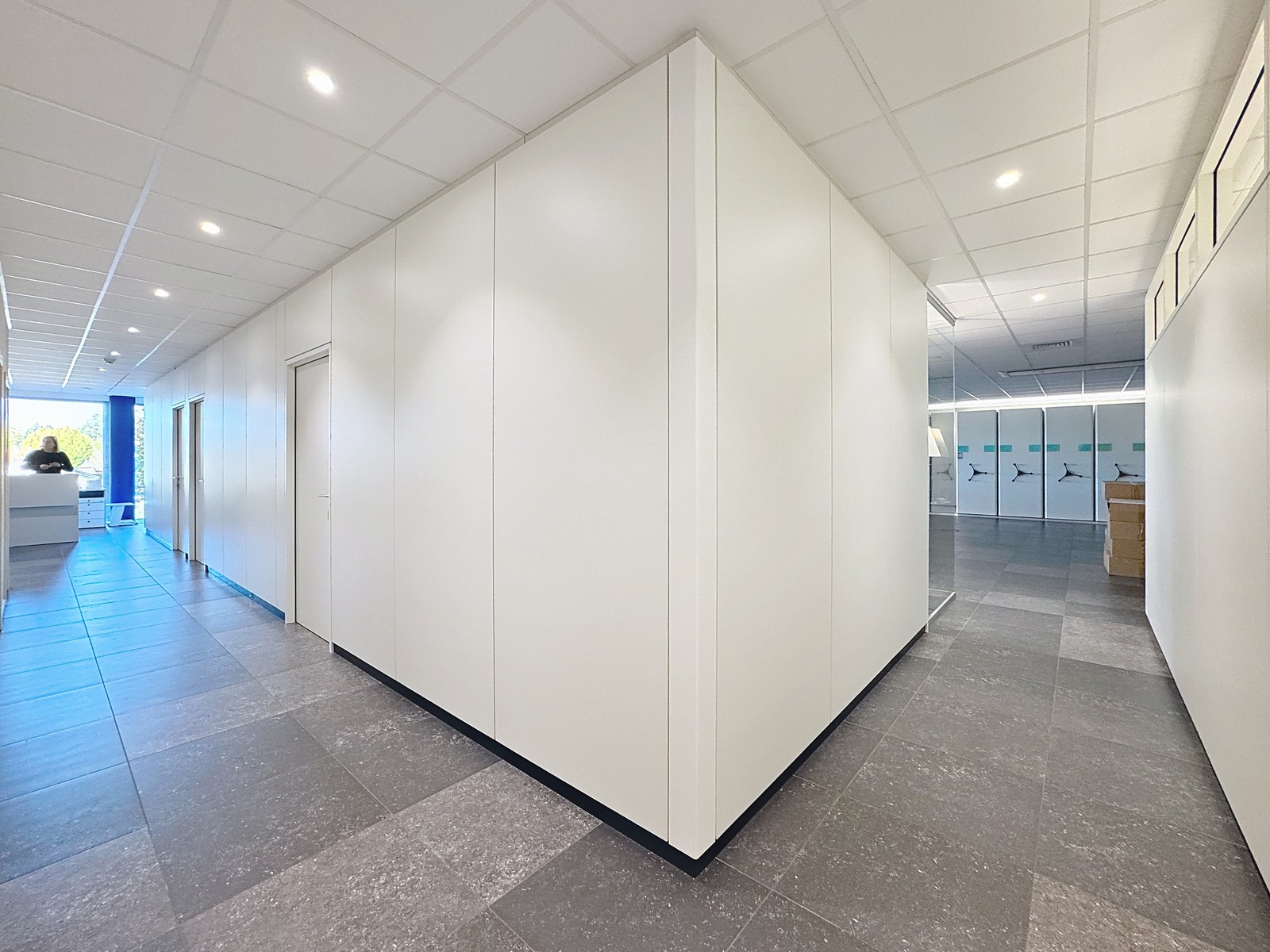 Exclusieve KANTOORRUIMTE (380 m²) met UITSTRALING op toplocatie (op 500m van autosnelwegen), voorzien van modern comfort en maximale zichtbaarheid te Loppem! - photo 5