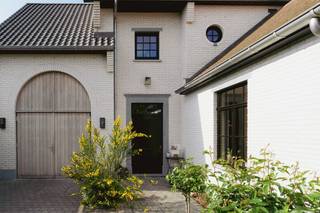 Welkom in deze uitzonderlijke villa in pastorijstijl, gelegen aan de rand van Eeklo en op een boogscheut van de Lembeekse bossen. Deze recent...