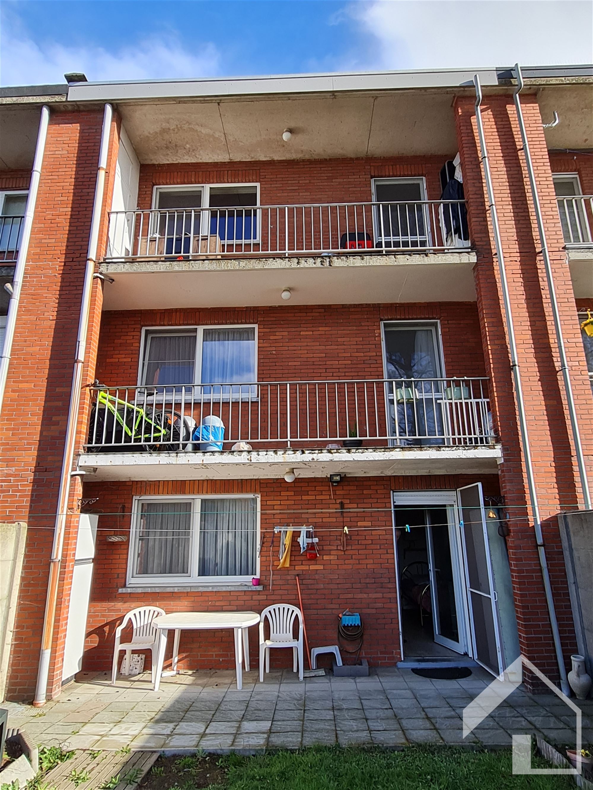 Opbrengsteigendom bestaande uit 3 appartementen met 2 slk. - foto 4