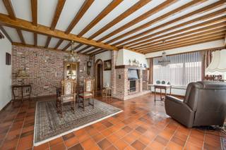 <p><strong>Te renoveren laagbouwwoning met 3 slpk te centrum Lichtaart</strong><br />EPC: F-label | 3 slaapkamers | Aangename tuin<br /><br /><strong>Omschrijving:</strong> <br />We betreden deze laagbouwwoning via de inkomhal, dewelke uitgeeft op de lichtrijke woonkamer. Achteraan de woning bevinden zich de keuken en de eetkamer, met zicht op de aangename tuin. Verder biedt de woning nog 3 volwaardige slaapkamers en een badkamer, voorzien van douche-bad, een toilet en een badkamermeubel met enkele wastafel. Ook een ruime kelderberging van +/- 40m² ontbreekt hier niet!<br /><br />In de tuin bevindt zich nog een ruim bijgebouw van +/- 45m² én een carport. <br /><br /><strong>Algemeen:</strong> <br />- EPC: 768 Kwh/m²jaar<br />- Kruipkelder aanwezig<br />- Centrale verwarming op stookolie</p>