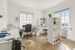 Stately, characterful building on the Westlaan in Roeselare.The property already had various functions such as hotel-restaurant Savarin and Snoezel XL shelter, but is suitable for a wide range of purposes such as an office, a liberal profession or other commercial operation.Includes:- ground floor of approximately 685m² - floor of approximately 215m²- attic - partly furnishedIn addition to the parking options in the Westlaan, in addition to the front car park, additional parking can also be created on the plot of approximately 2,111 m².