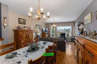 Op de Franchommelaan, een felbegeerde locatie in Blankenberge, treffen we dit ruim en uiterst lichtrijk appartement aan. Het appartement is gelegen op de tweede verdieping, wat resulteert in een prachtig zicht. Horeca, winkels en openbaar vervoer zijn gelegen op wandelafstand. <br /><br />Dit ruim twee slaapkamer appartement is op de tweede verdieping gelegen van de residentie San Marco. Men komt binnen via de ruime inkomhal van het appartement die op zijn beurt rechtstreeks toegang geeft tot de opvallend aangename woonkamer met een balkon en een prachtig uitzicht op de mini-golf en jachthaven. Aansluitend aan de woonkamer treft met de keukenruimte met berging. <br /><br />Verder is er een een apart toilet en een badkamer voorzien van enkele wastafel met ligbad en douchefunctie. <br /><br />Aan de achterzijde van het appartement bevinden zich 2 aangename slaapkamers (één grote en één iets kleinere). De kleinste kamer heeft toegang tot het terras achteraan die voorzien is van een handige berging. <br /><br />Het appartement wordt verwarmd door middel van centrale verwarming op aardgas en beschikt over dubbele beglazing. <br /><br />Hoewel dit appartement momenteel een renovatie of opfrissing vereist, biedt het een unieke kans om een droomwoning te creëren op een van de meest begeerde locaties van Blankenberge. Grijp deze kans om uw eigen stempel te drukken op dit pareltje aan de Belgische kust.<br /><br />Indien u een voorkeur geeft aan een andere verdieping, aarzel dan zeker niet om meer informatie te vragen. We kunnen in dit gebouw elke verdieping aanbieden in aankoop.<br /><br />Voor meer informatie of bezoek, neem gerust contact met ons op. Wij staan klaar om u te begeleiden bij deze unieke vastgoedervaring.<br /><br />Aarzel niet en leg nu uw afspraak vast!<br /><br />