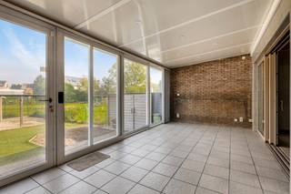 In het hart van Kruibeke vinden we deze ruime en verzorgde woning, ideaal voor wie op zoek is naar veel leefruimte en een praktische indeling.Bij het...