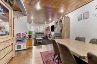 Deze energiezuinige rijwoning (EPC A) bevindt zich op slechts enkele passen van diverse winkels en supermarkten, invalswegen, scholen en bushaltes. Het strand ligt op nog geen kilometer van de woning en het centrum is te bereiken op 5 minuten fietsen.<br />Het huis onderging reeds grote renovatiewerken: het dak werd volledig vernieuwd (inclusief nieuwe isolatie), de muren werden geïsoleerd, de elektriciteit werd vernieuwd (conforme keuring), de ramen werden vernieuwd (driedubbel en HR-beglazing),....<br />Indeling: <br />- op het gelijkvloers: inkomhal, diepe berging (ideaal voor fietsen), woonkamer, aparte keuken, badkamer met ligbad, lavabomeubel, toilet en aansluiting voor wasmachine, zonnige (zuidwestoriëntatie) koer met aansluitende berging;<br />- op de eerste verdieping: nachthal, 2 grote slaapkamers;<br />- op de tweede verdieping: 3e grote slaapkamer met aansluitende badkamer (zeer recent vernieuwd) voorzien van een toilet, dubbel lavabomeubel en bad met douchescherm.<br />Er zijn elektrisch bedienbare rolluiken aanwezig aan de woonkamer en de slaapkamers. Er zijn 10 zonnepanelen aanwezig.<br />Mits enkele opfriswerken maakt u van deze woning een ware parel!